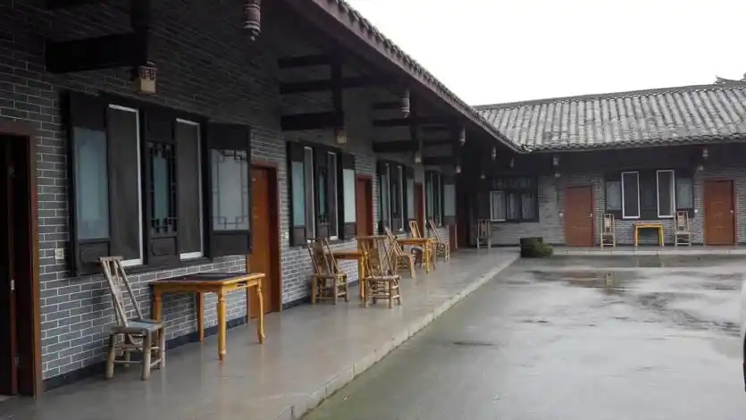 成都休闲哪里好_成都避暑胜地推荐_溪边森林的清凉