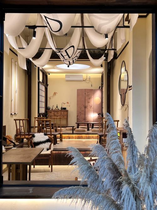 成都休闲生活层次丰富，茶馆喝茶性价比高，新中式茶空间涌现